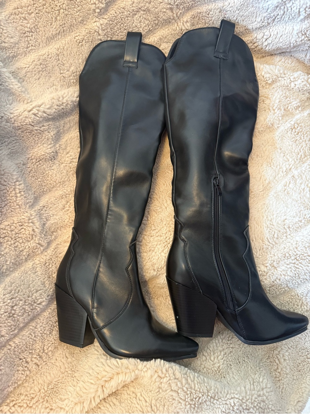 Classic Black Knee-High Women's Boots - Sleek Zip Heeled Design